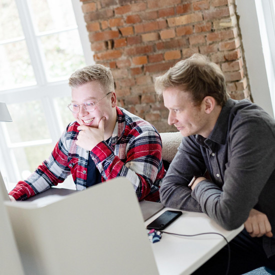 Remote oder On-site? Das ist hier die Frage. Eine direkte Besprechung am Arbeitsplatz zwischen unseren Kollegen Stephan und Luca.