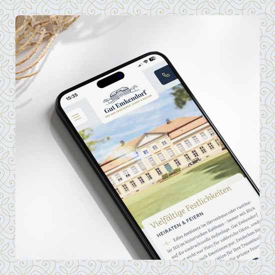 Webauftritt für Gutsanlage Webteaser zeigt mobile Ansicht der Website für Gut Emkendorf