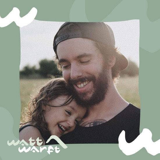 Kommunikations-konzept für Ferienhaussiedlung Ein Mann mit einem Mädchen auf dem Arm.