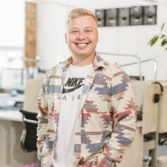 Luca Nielsen Hochzwei Mitarbeiter Luca trägt ein retro Shirt