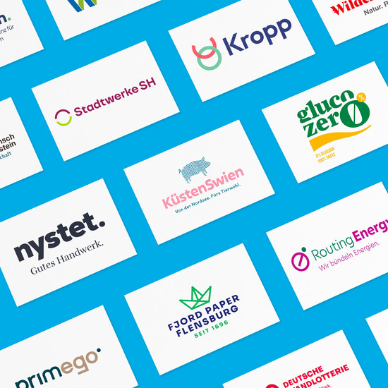 Namensfindung & -entwicklung Visitenkarten verschiedner Projekte von HOCHZWEI auf blauem Hintergrund.