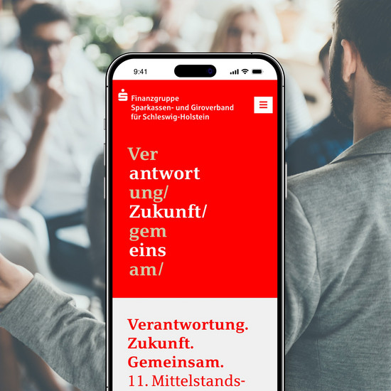 Digitales Anmeldetool für Finanzdienstleister Das Teilnehmermanagement in der mobilen Ansicht mit Menschen im Hintergrund.