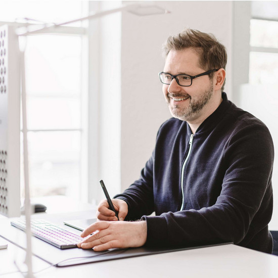 Bitte sagen Sie jetzt nichts Unser Kollege Marcel an seinem Arbeitsplatz.