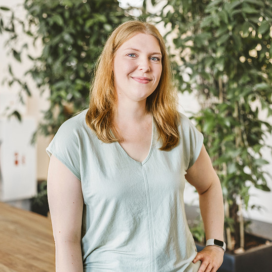 Sara Wölk Hochzwei Mitarbeiterin Sara posiert im Büro