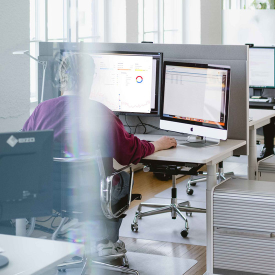 Immer schön sichtbar bleiben Unser Kollege Martin schaut sich die Auswertung einer SEO-Kampgagne an.