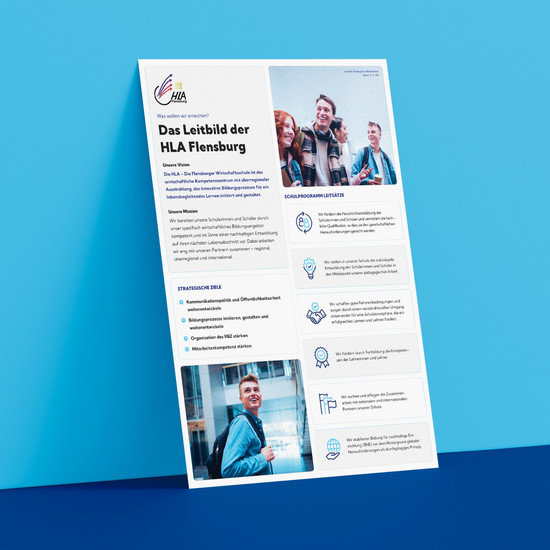 Grundmotiv für Bildungsinstitut Das neue Leitbild der HLA gegen eine blaue Wand gelehnt.