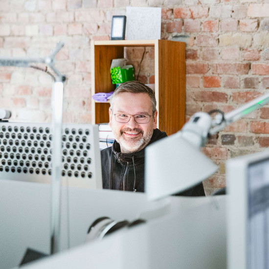 Unser Urgestein Olaf Porträt von Grafiker und Prokurist Olaf Lensch