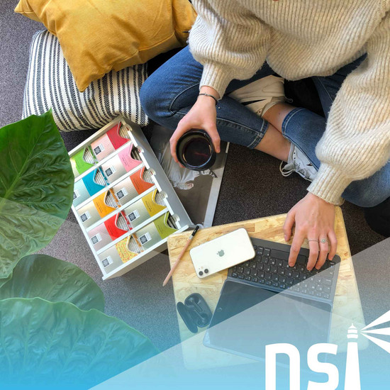 Social-Media-Betreuung für Internat Eine Jugendliche sitzt dem Boden. Neben ihr ein Laptop und ihr Handy