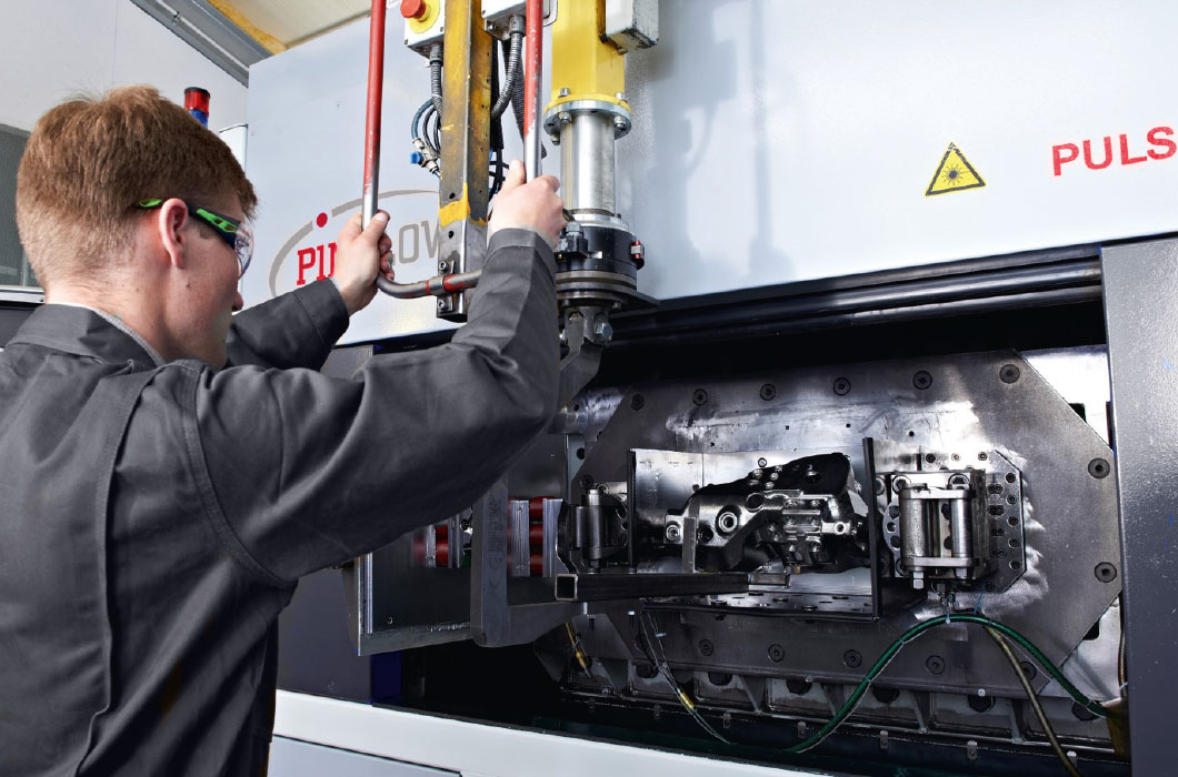 2k-ppt-09.jpg 2k ppt Mitarbeiter arbeitet an Maschine