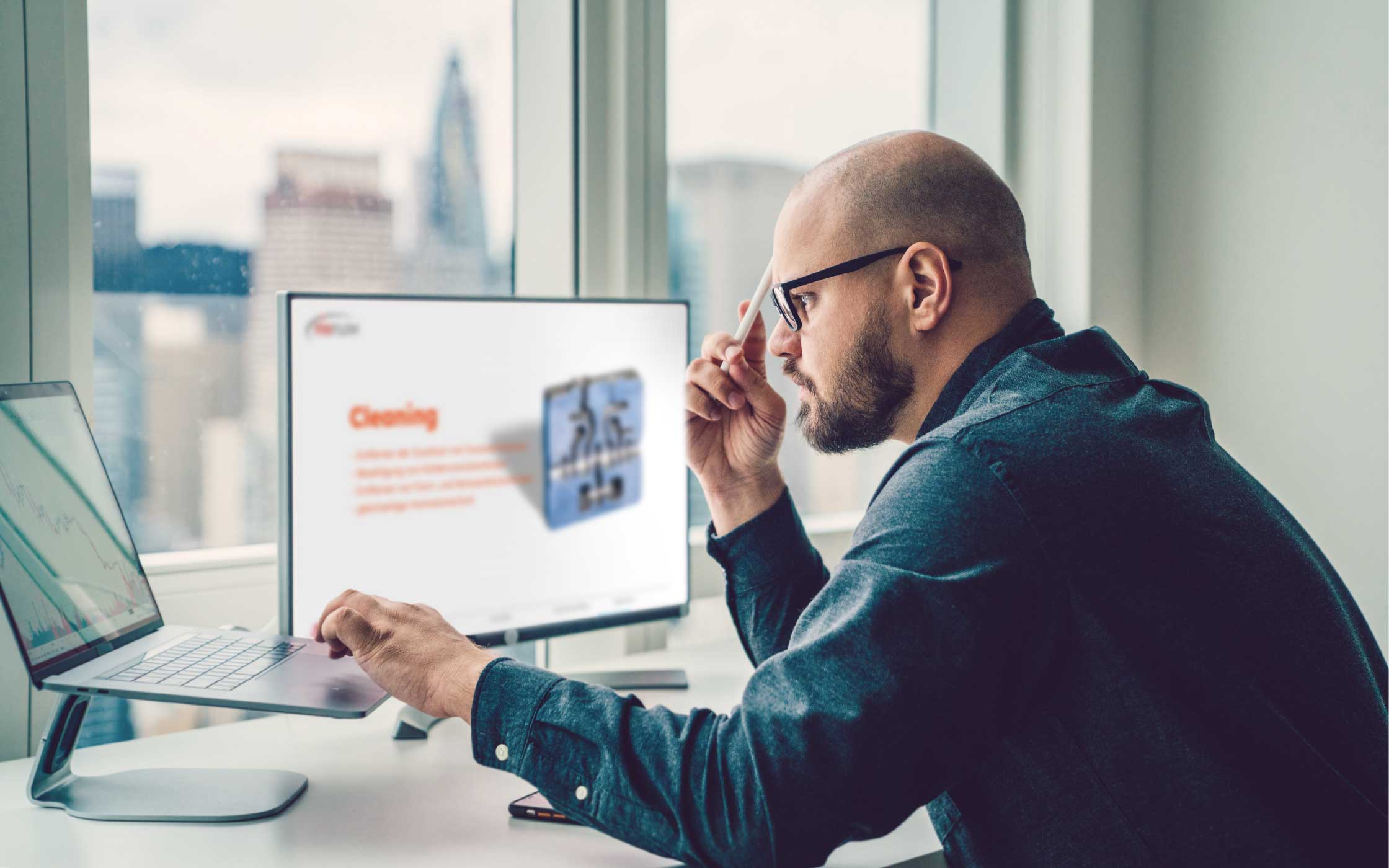 2k-ppt-11.jpg Mann mit Brille arbeitet am Laptop