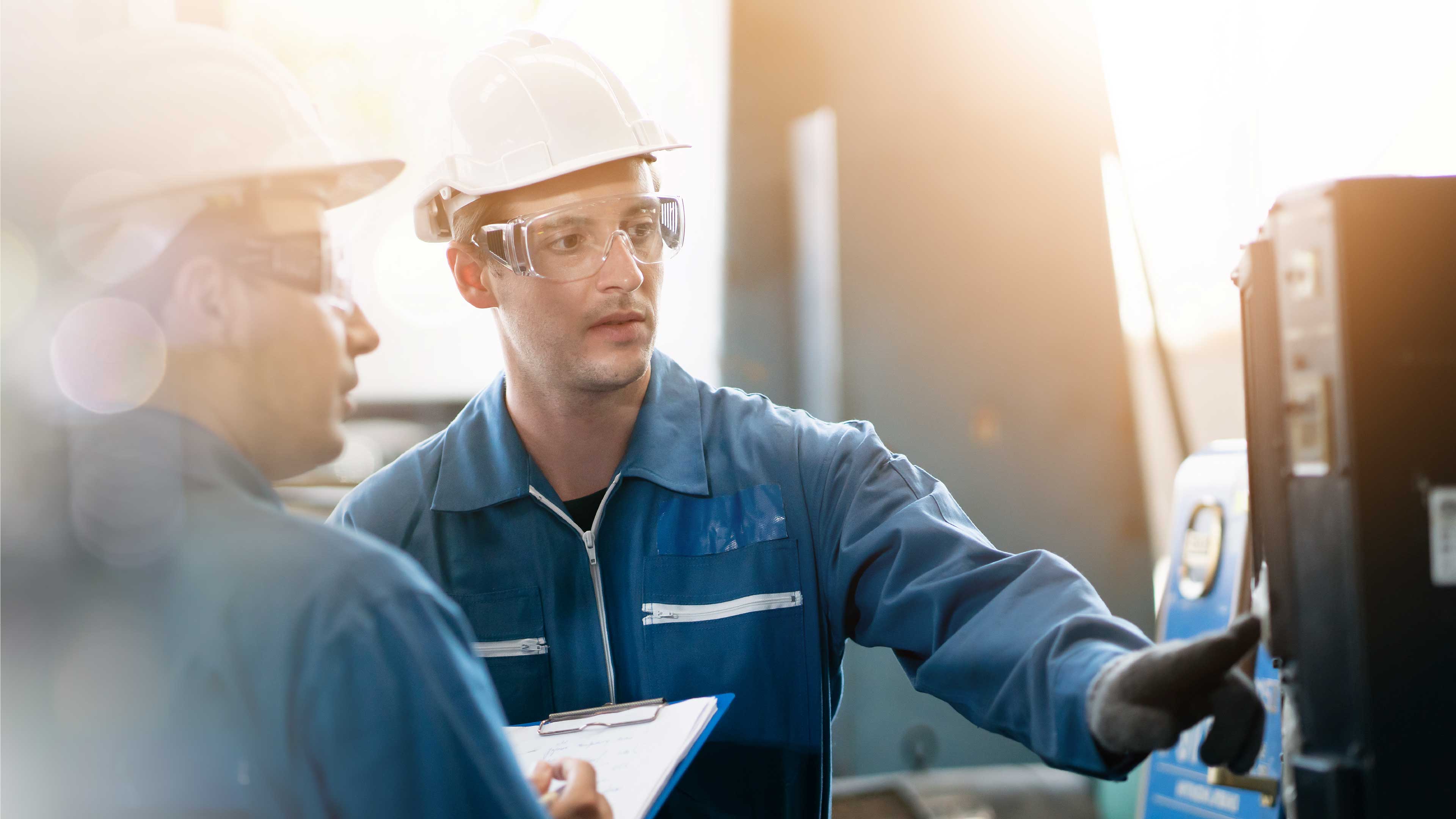 Zwei 2kk ppt Mitarbeiter bei der Arbeit