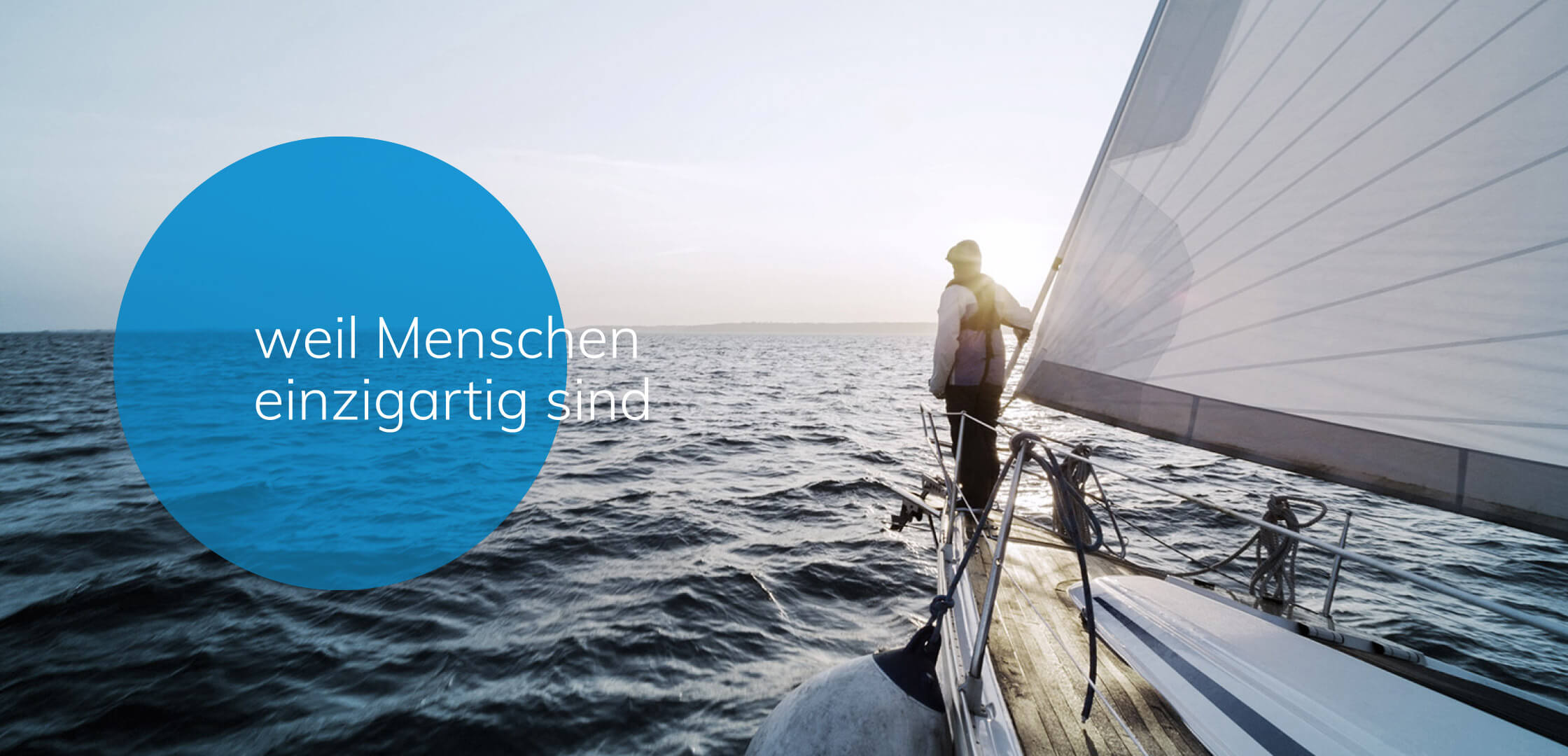 addressware-01.jpg Mann steht an Spitze von Segelboot