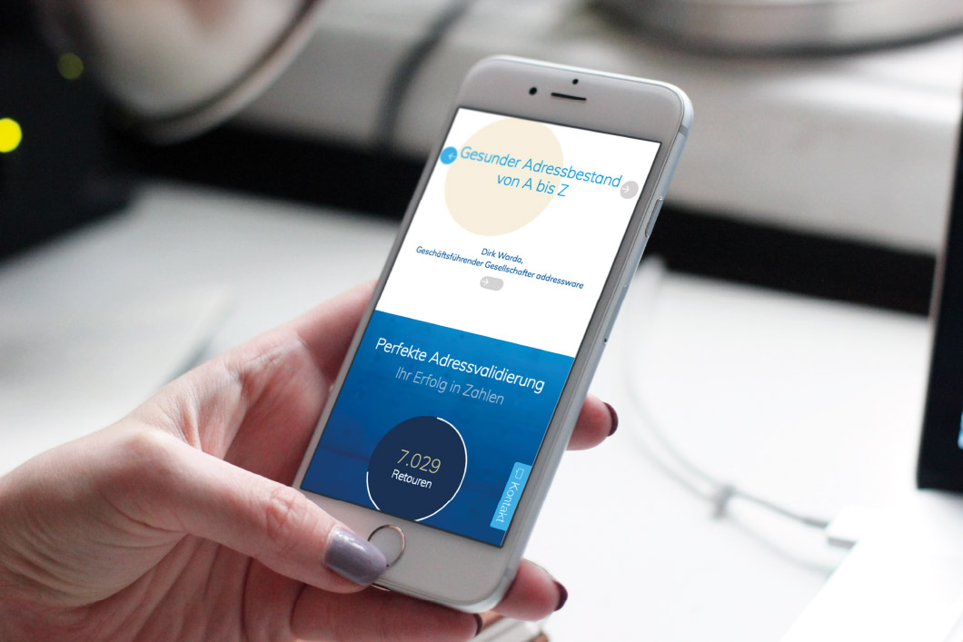 addressware-05.jpg Smartphone mit Addressware Homepage