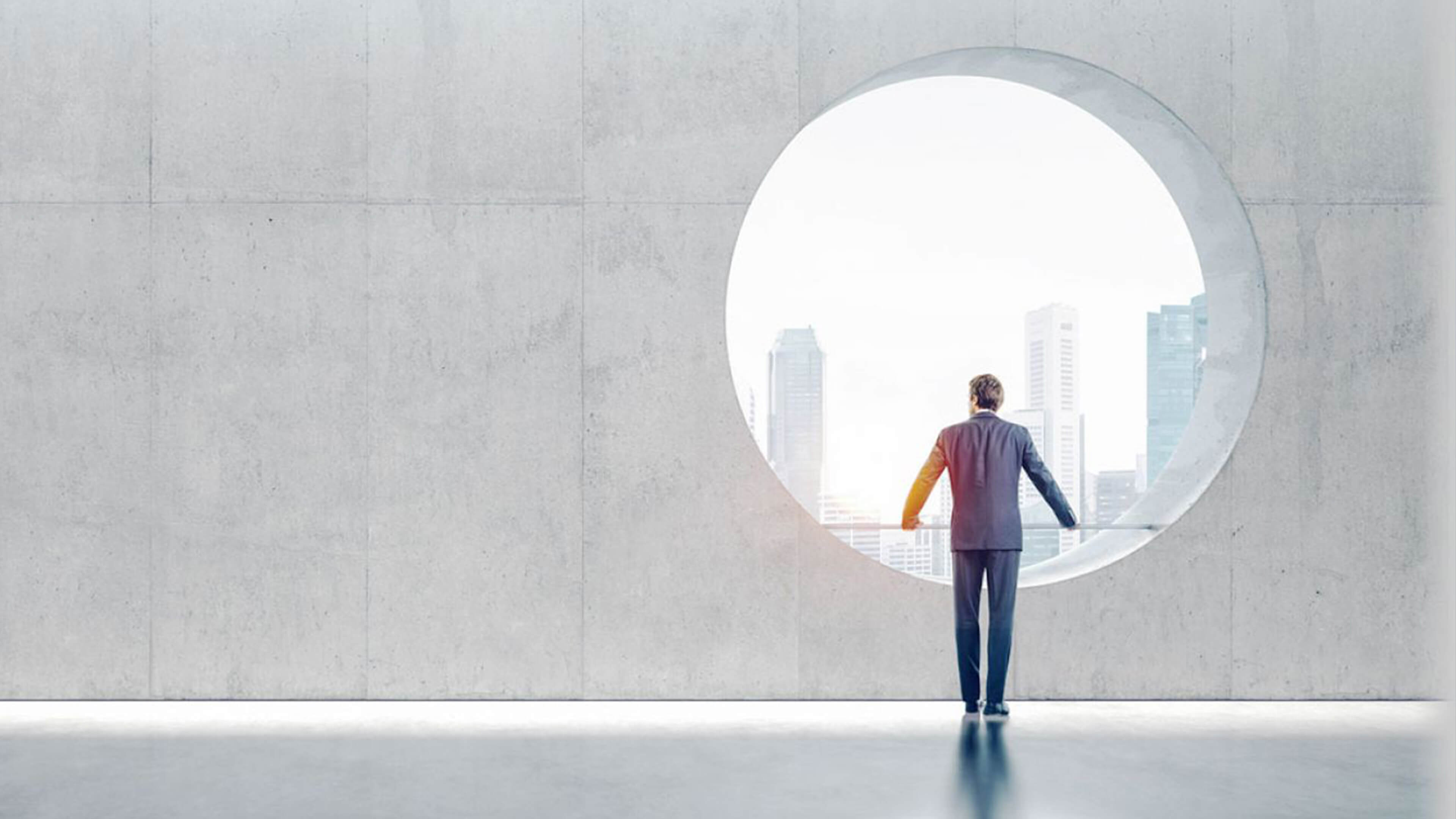 Mann schaut durch Guckloch