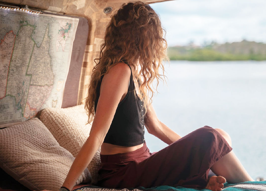 afarell-01.jpg Frau sitzt im Van