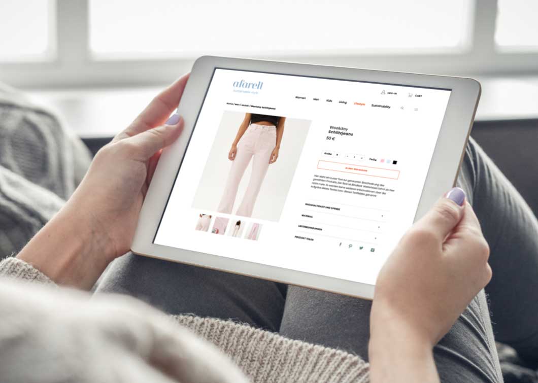 afarell-05.jpg Person sitzt mit Ipad auf dem Sofa