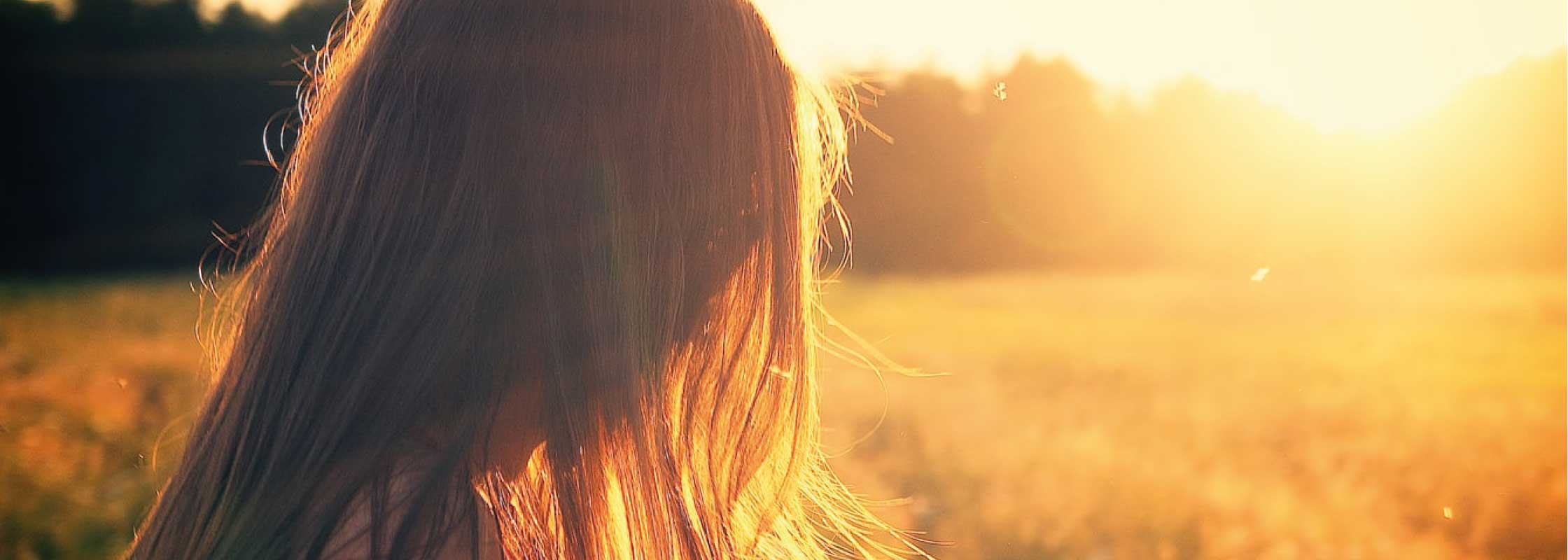 afarell-07.jpg Brünettes Mädchen im Kornfeld