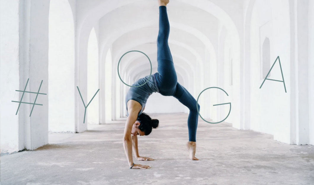 afarell-11.jpg Frau macht Yoga