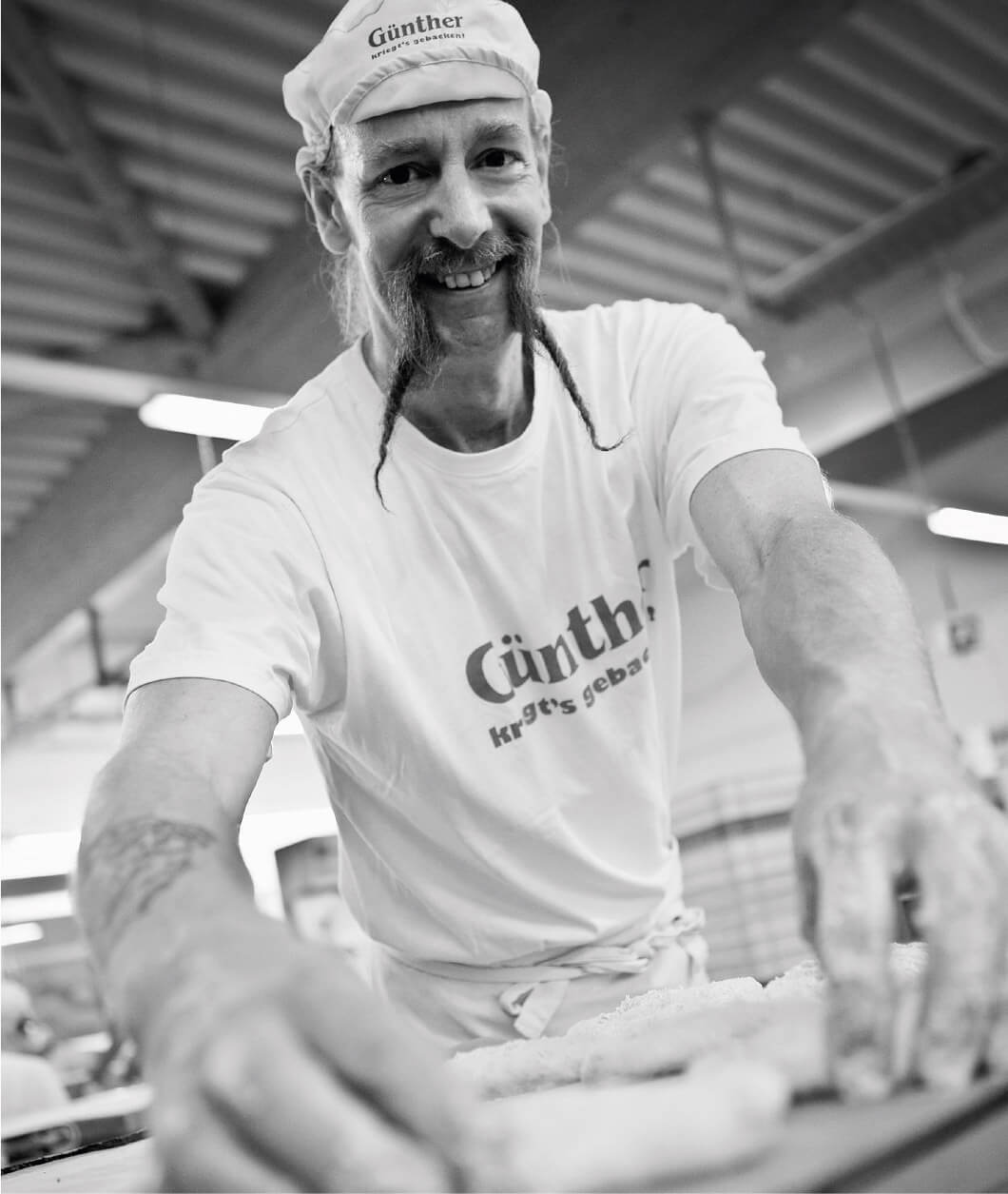 guenther-08.jpg Bäcker formt hörnchen