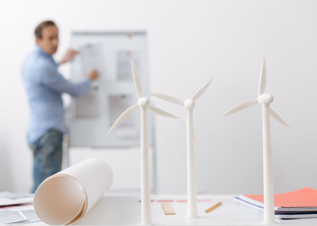 cimbergy-messestand-07.jpg Mann steht an einer Tafel