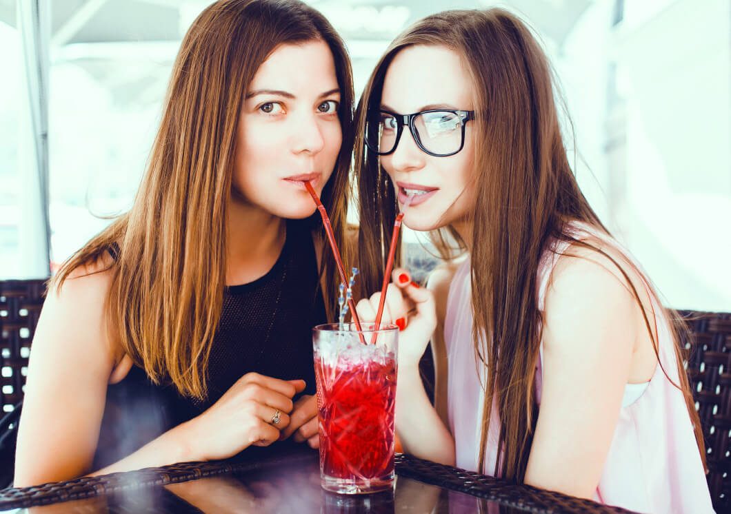 clasen-06.jpg Zwei Frauen trinken Cocktail