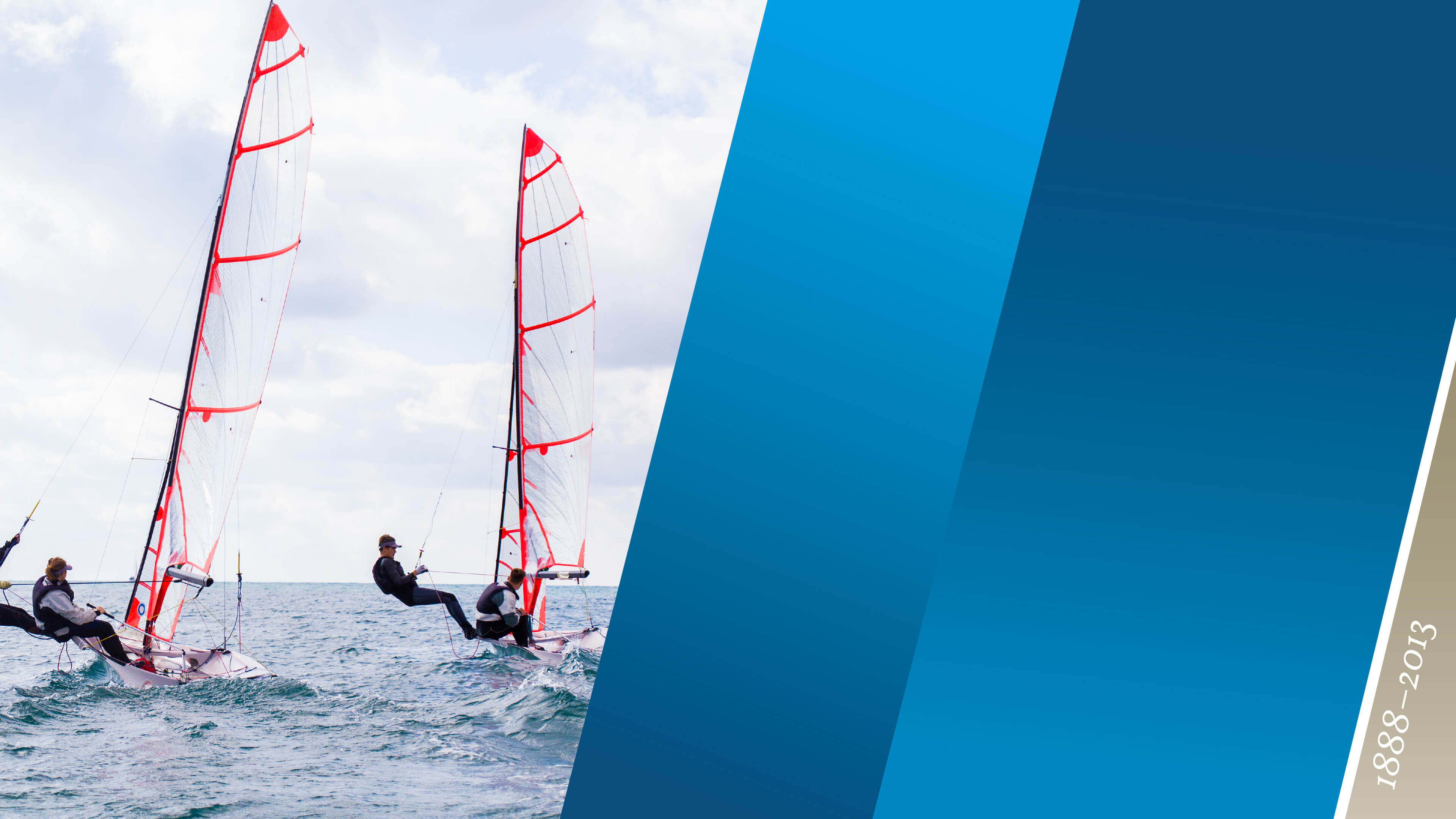 Zwei Personen beim Windsurfen