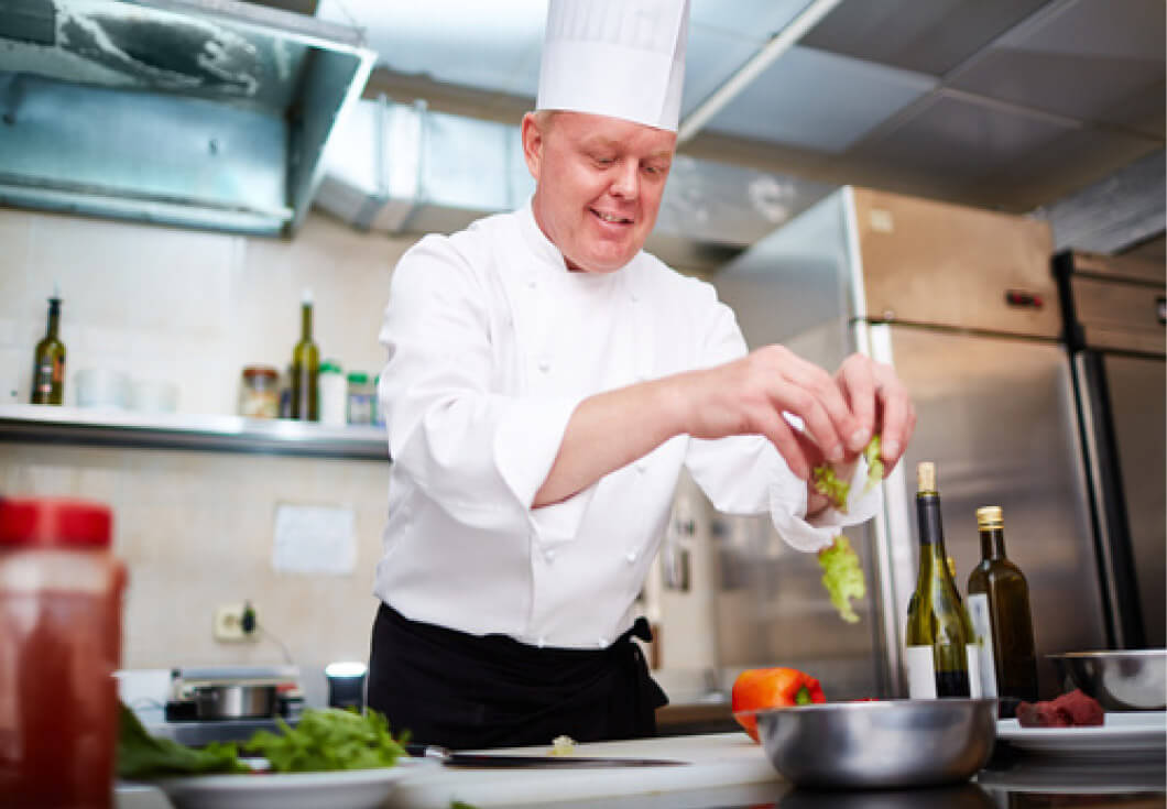 dge-06.jpg Koch in der Küche