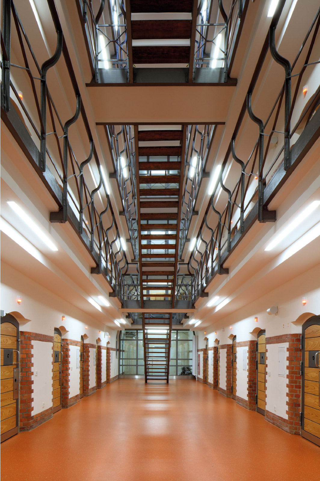 dhbt-06.jpg Gang eines Gefängnisses