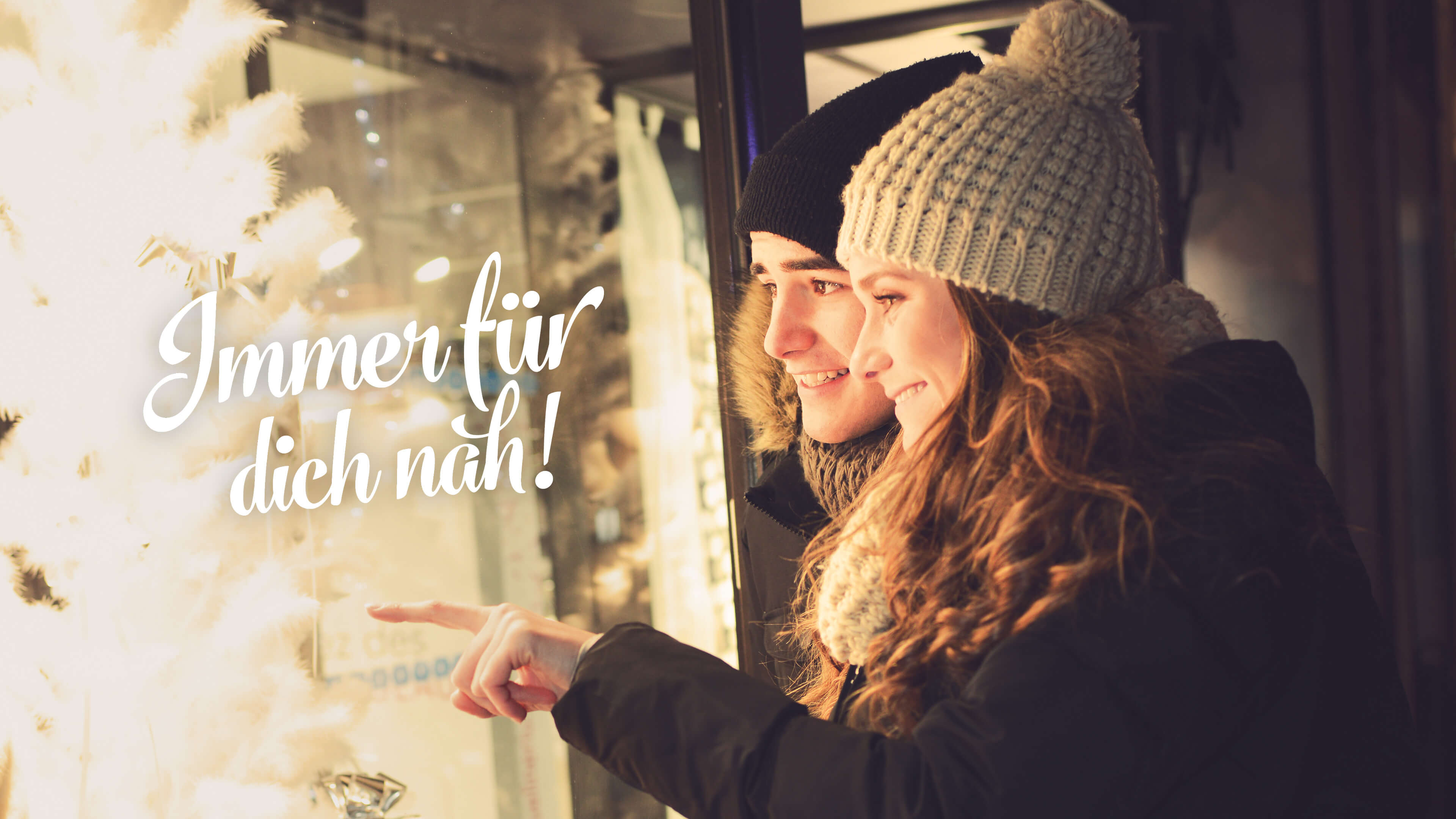 Personen zeigen auf Schaufenster