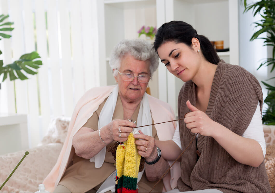 Ältere Frau strickt
