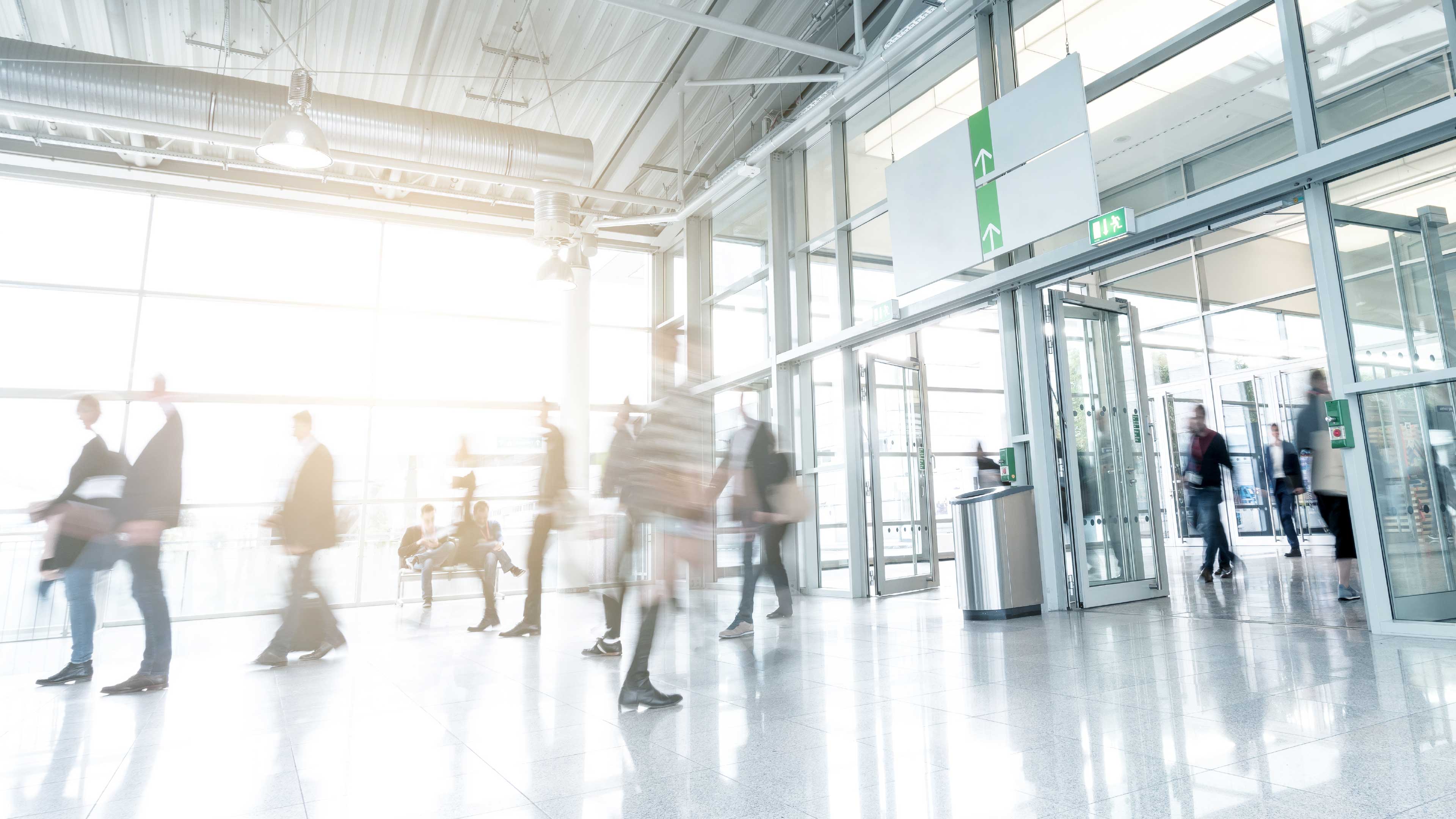 Messeingang mit Personen