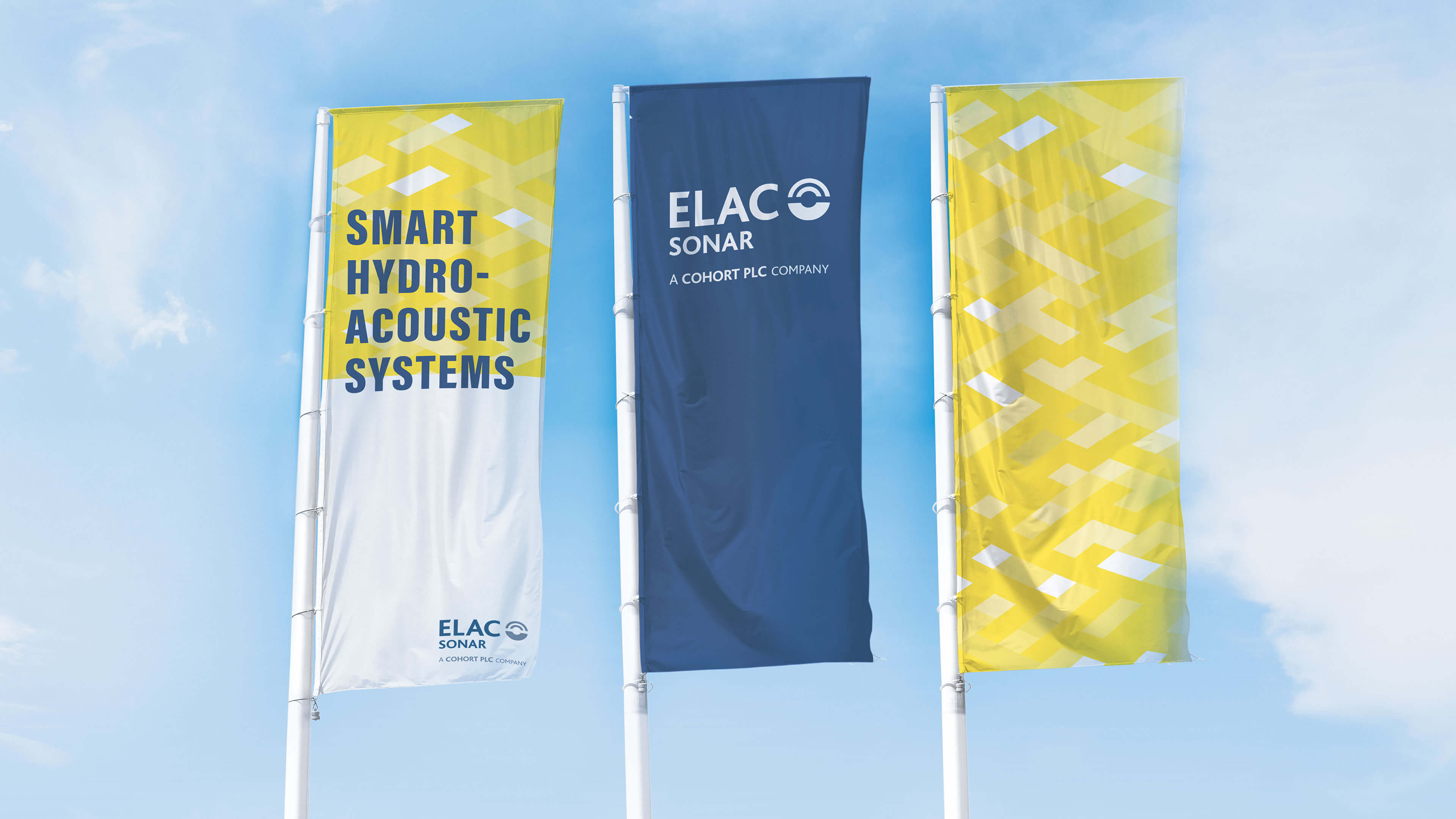 Drei Fahnenmaste mit gelben Flaggen