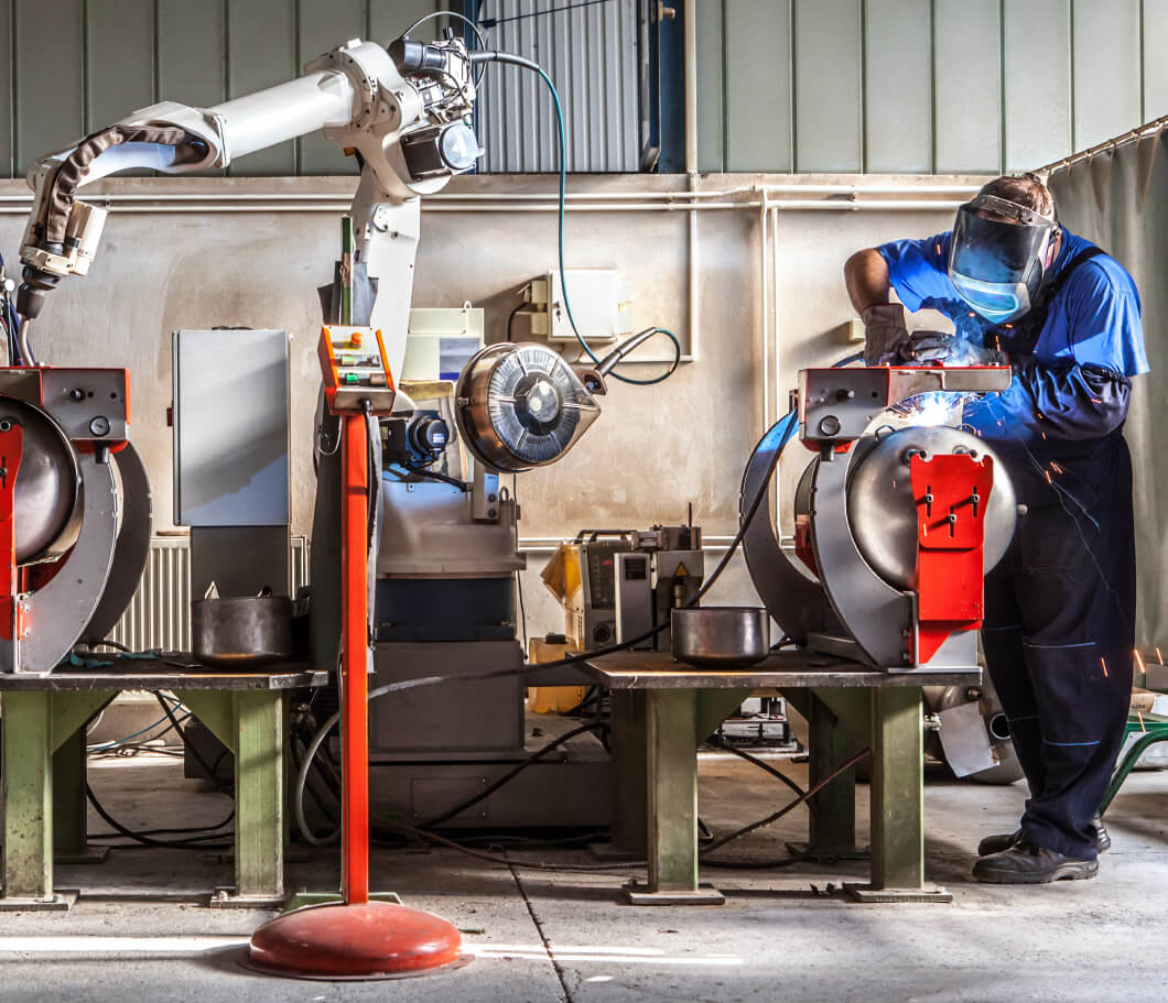 elac-11.jpg Person arbeitet an Maschine