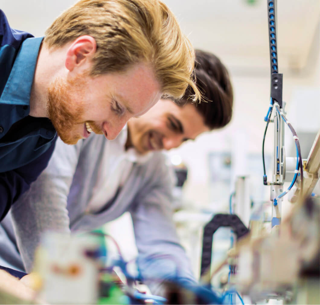 elac-12.jpg Zwei Personen in einer Werkstatt