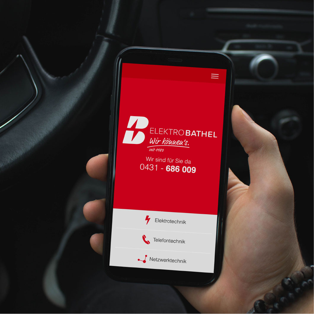 elektro-bathel-02.jpg Hand hält schwarzes Smartphone