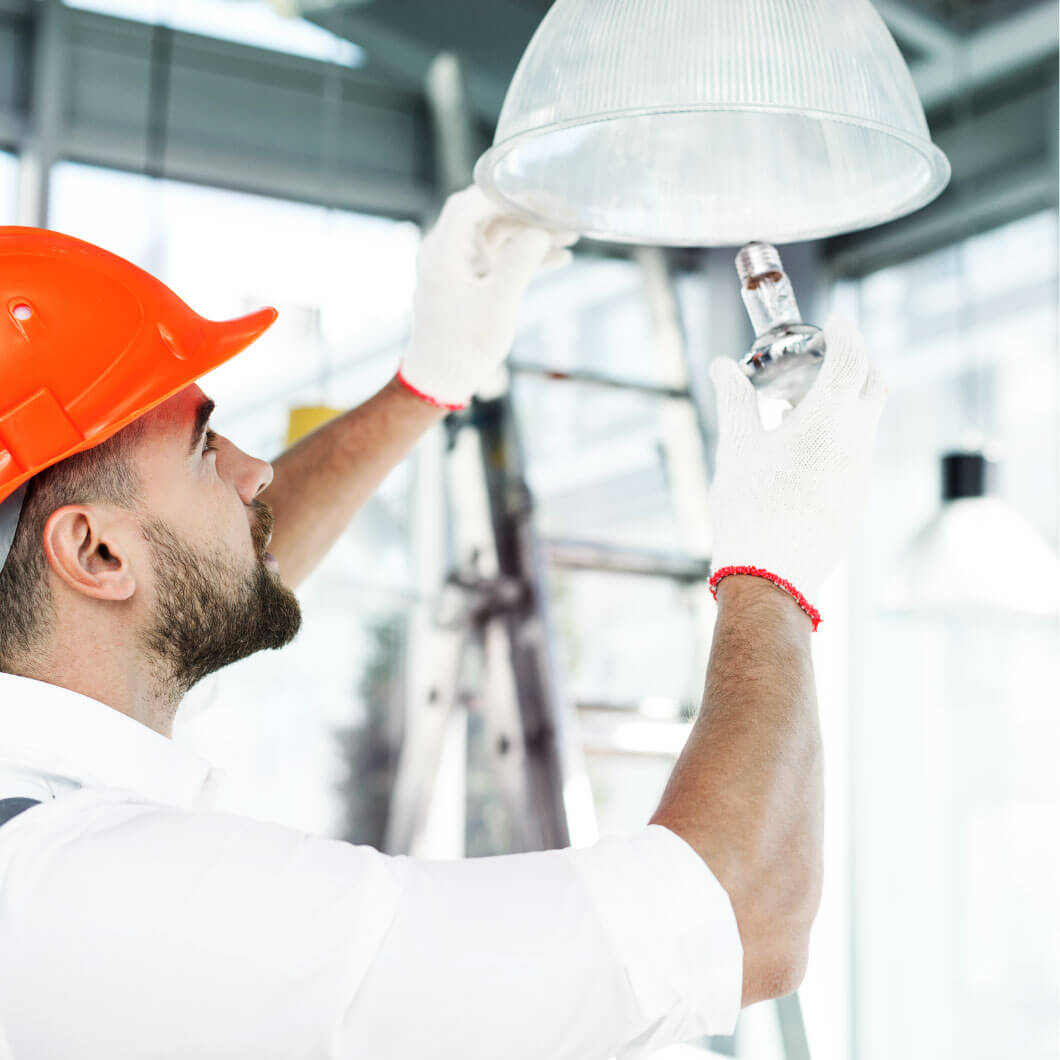 elektro-bathel-05.jpg Handwerker repariert Lampe