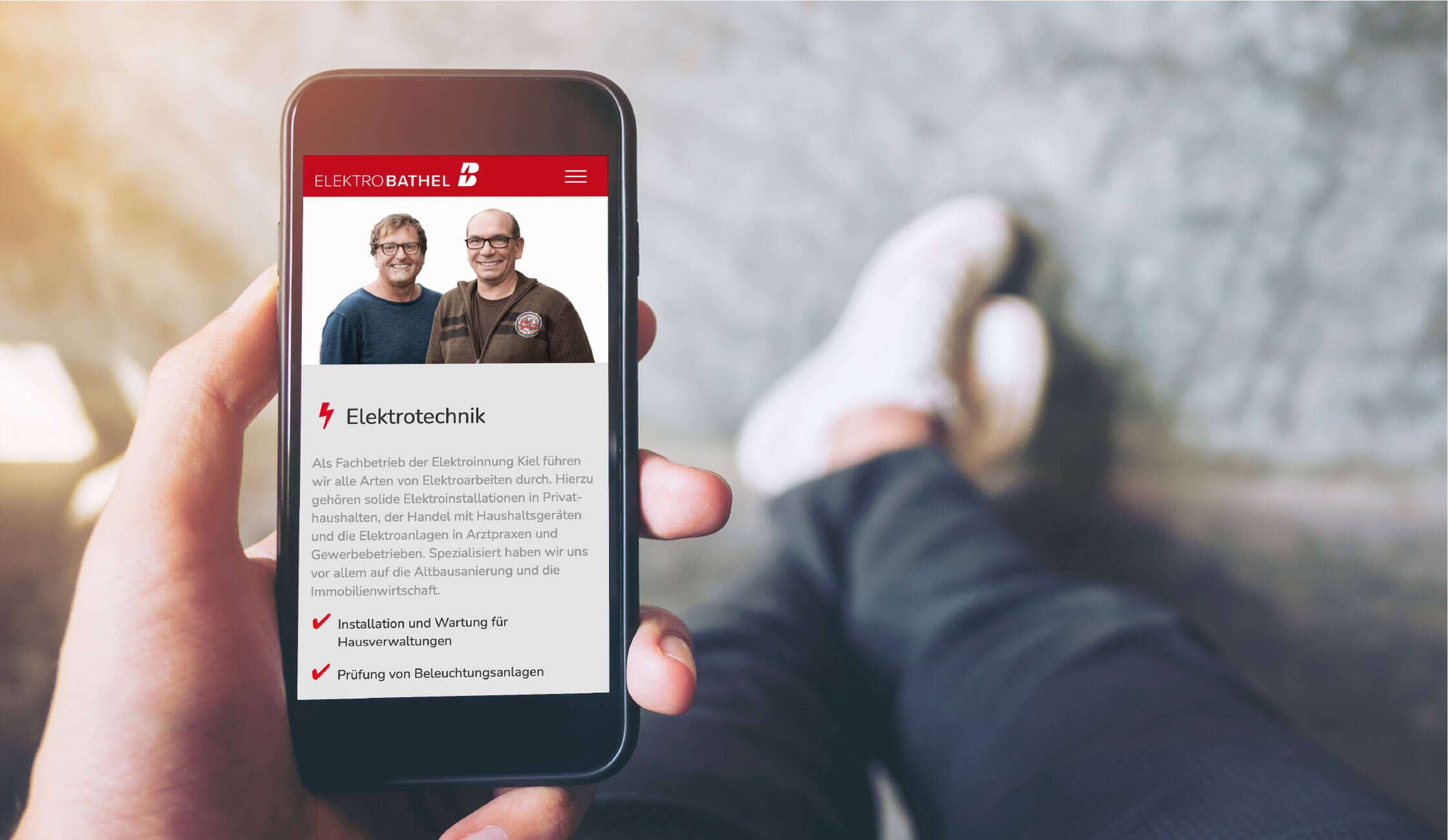 elektro-bathel-06.jpg Person mit weißen Schuhen