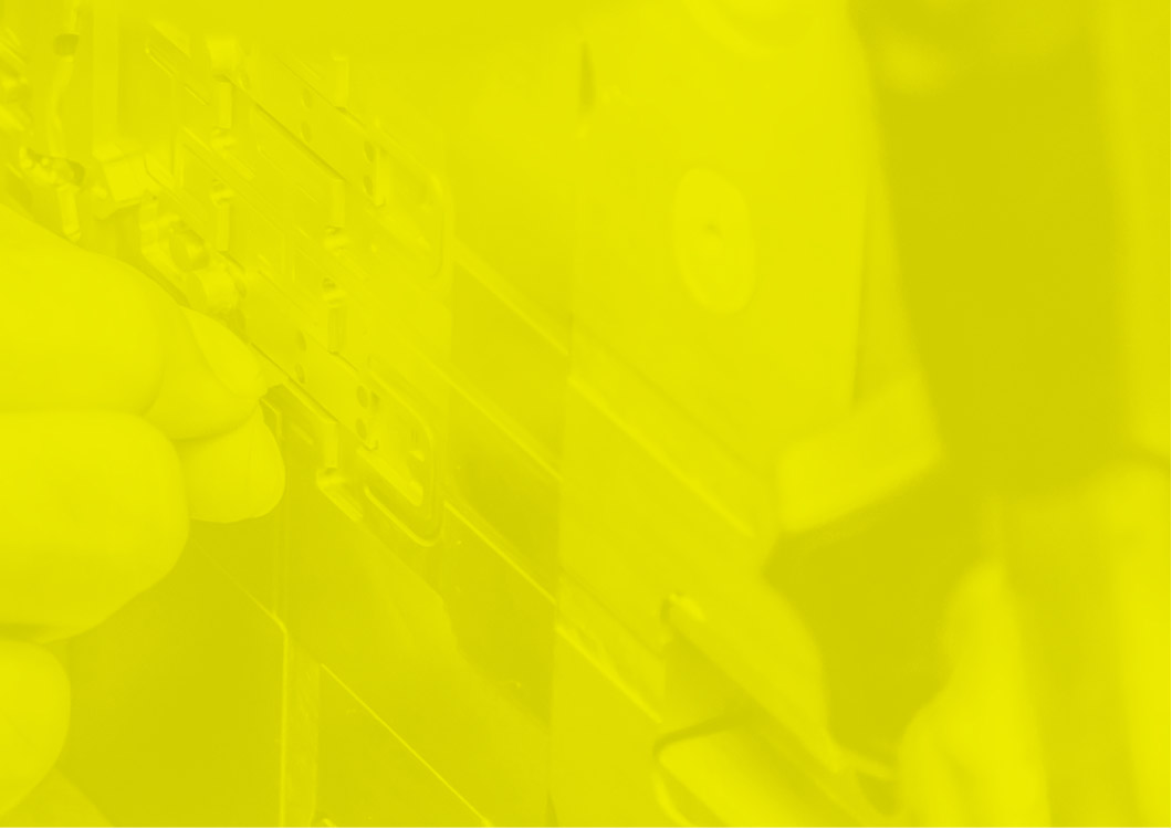 element22-02.jpg Hände an Maschine