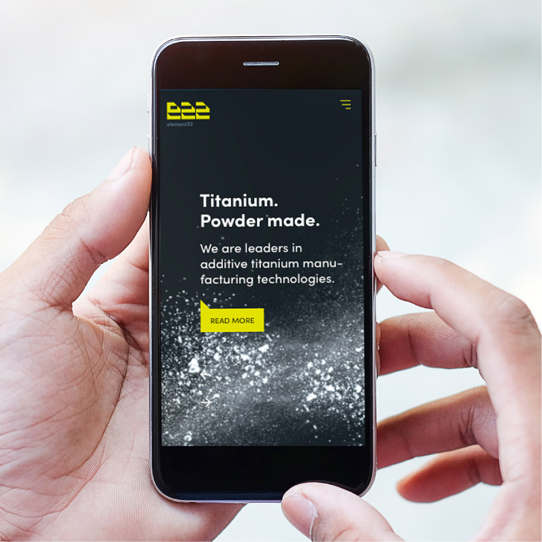 element22-09.jpg Hand hält schwarzes Smartphone