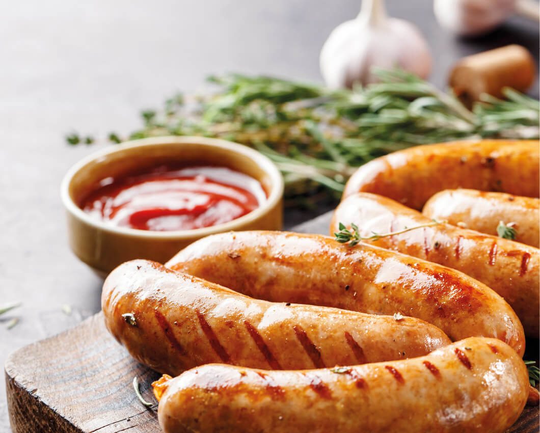 Würste serviert auf Tablett