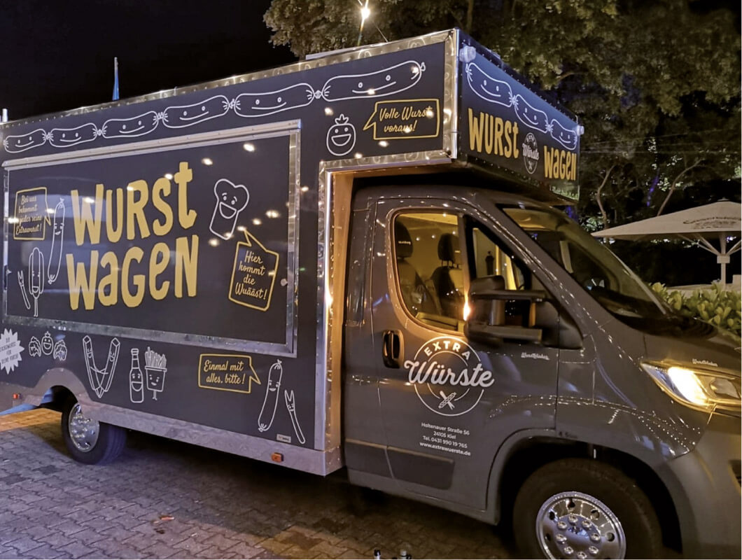 Grauer Wurstwagen mit gelber Schrift
