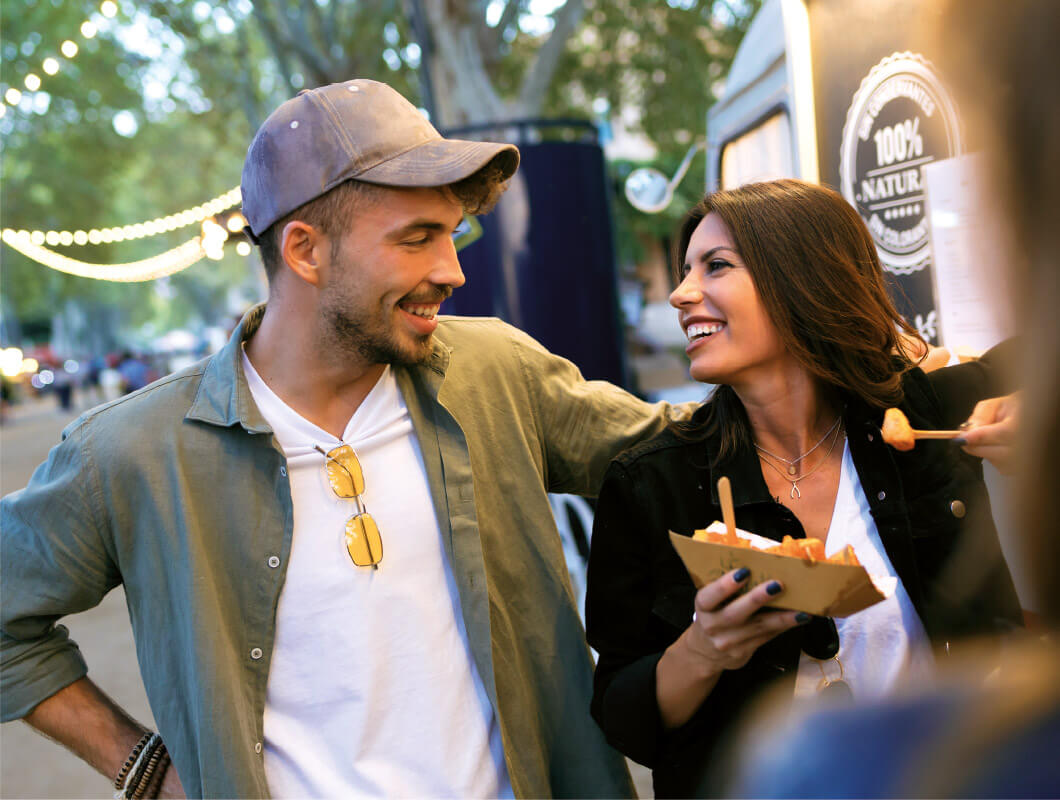 Pärchen an Wurststand