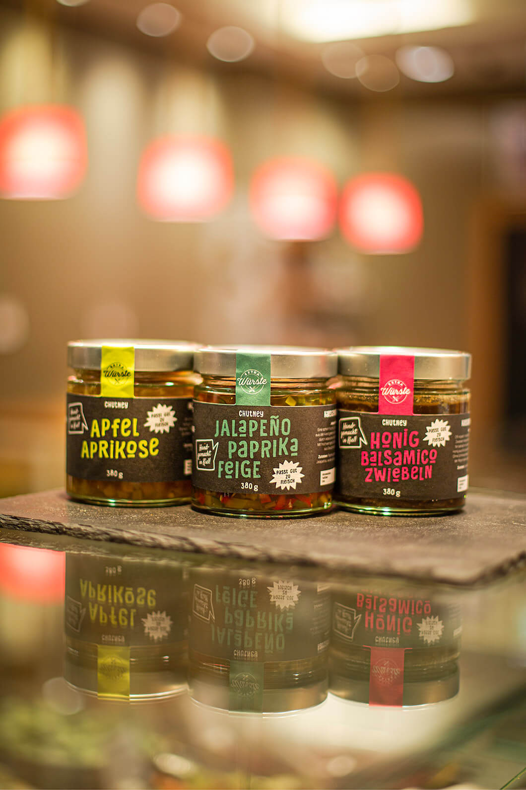 Drei Gläser auf Tablett