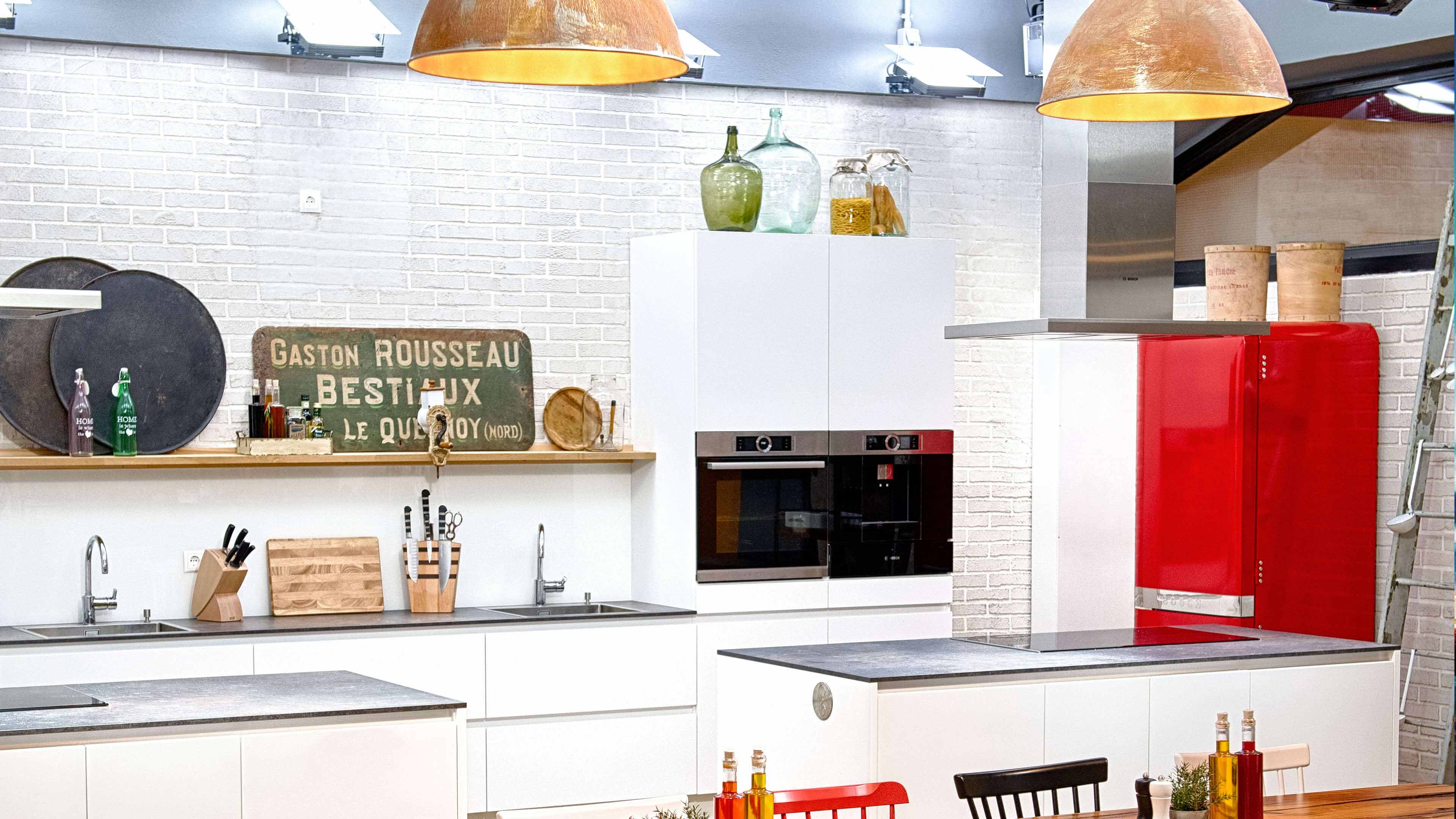 Küche mit rotem Kühlschrank