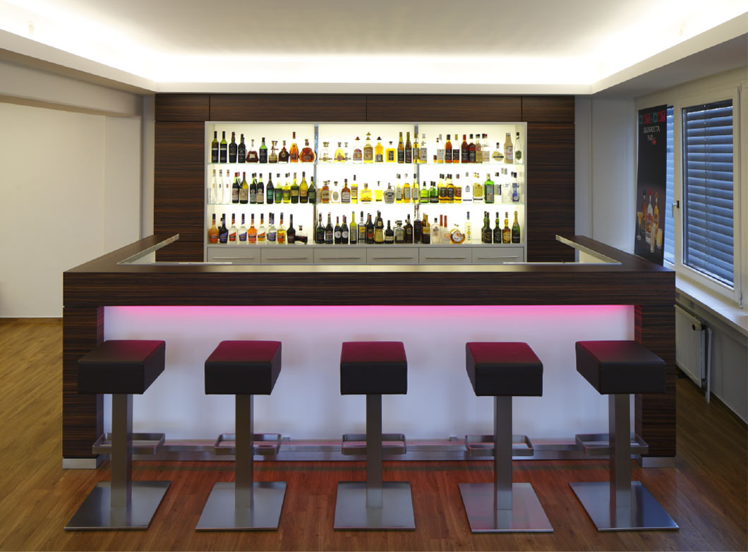 grack-01.jpg Beleuchtete Bar mit Barhocker