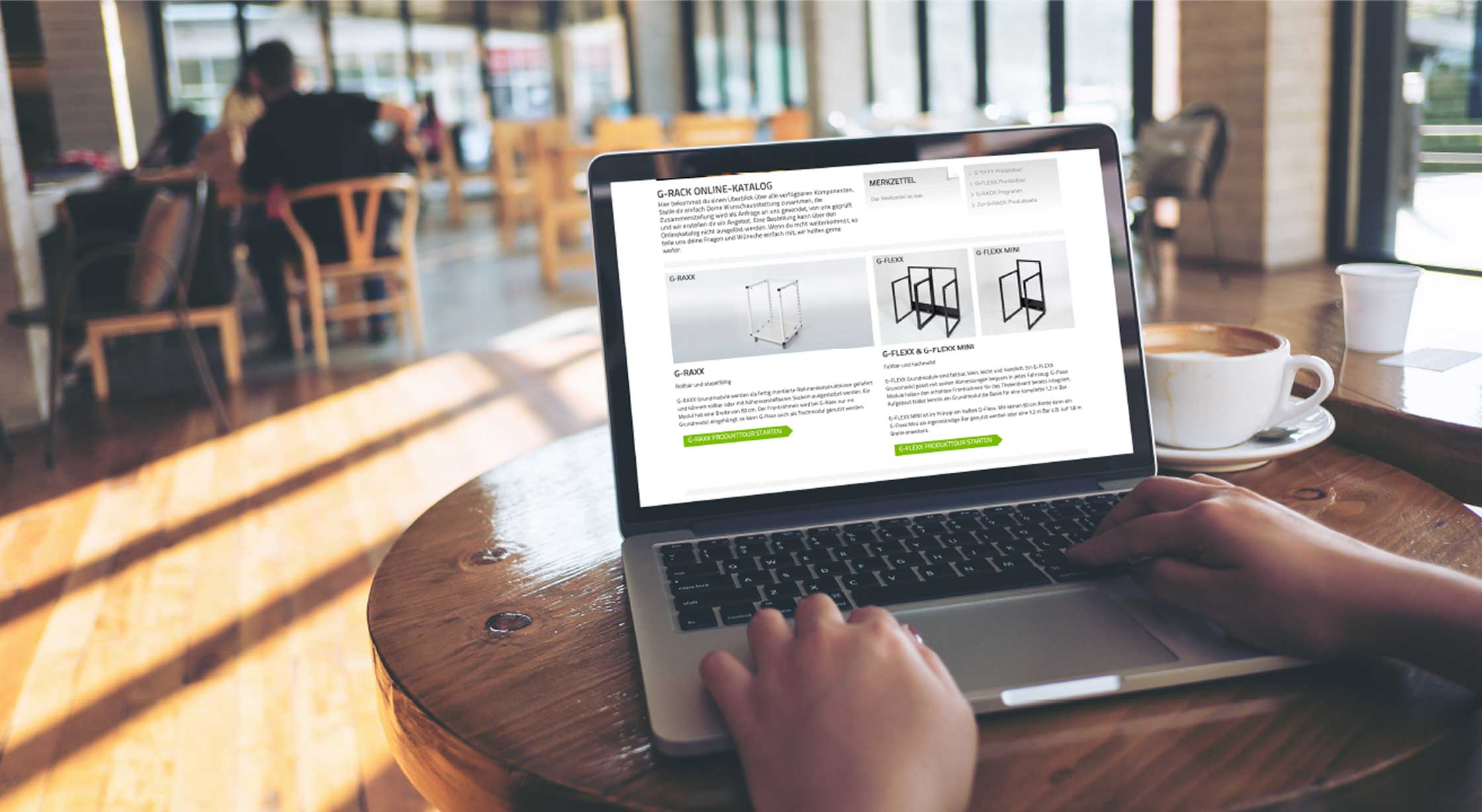 grack-04.jpg Person sitzt mit Computer im Cafe