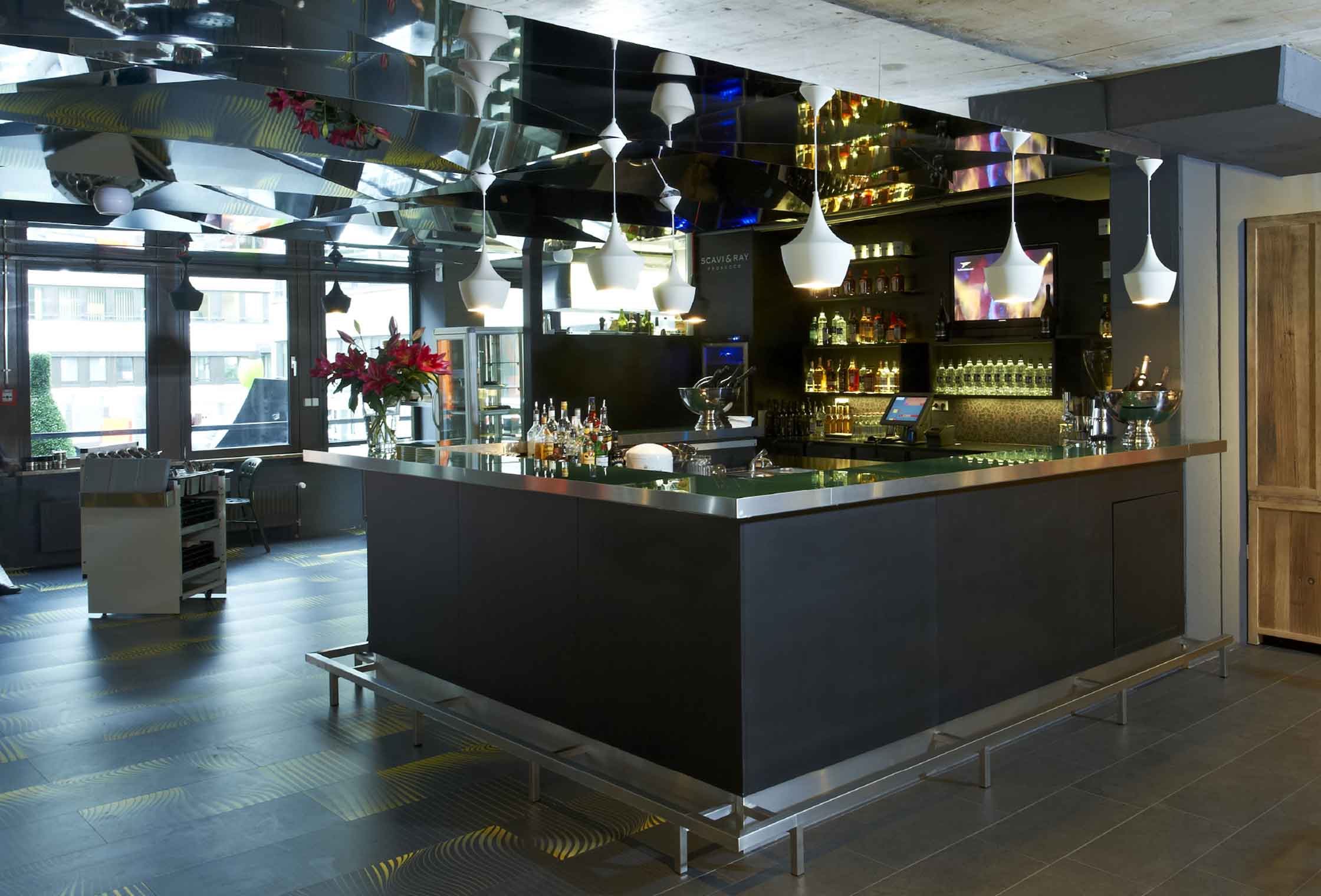 grack-07.jpg Dunkle Bar mit Metall