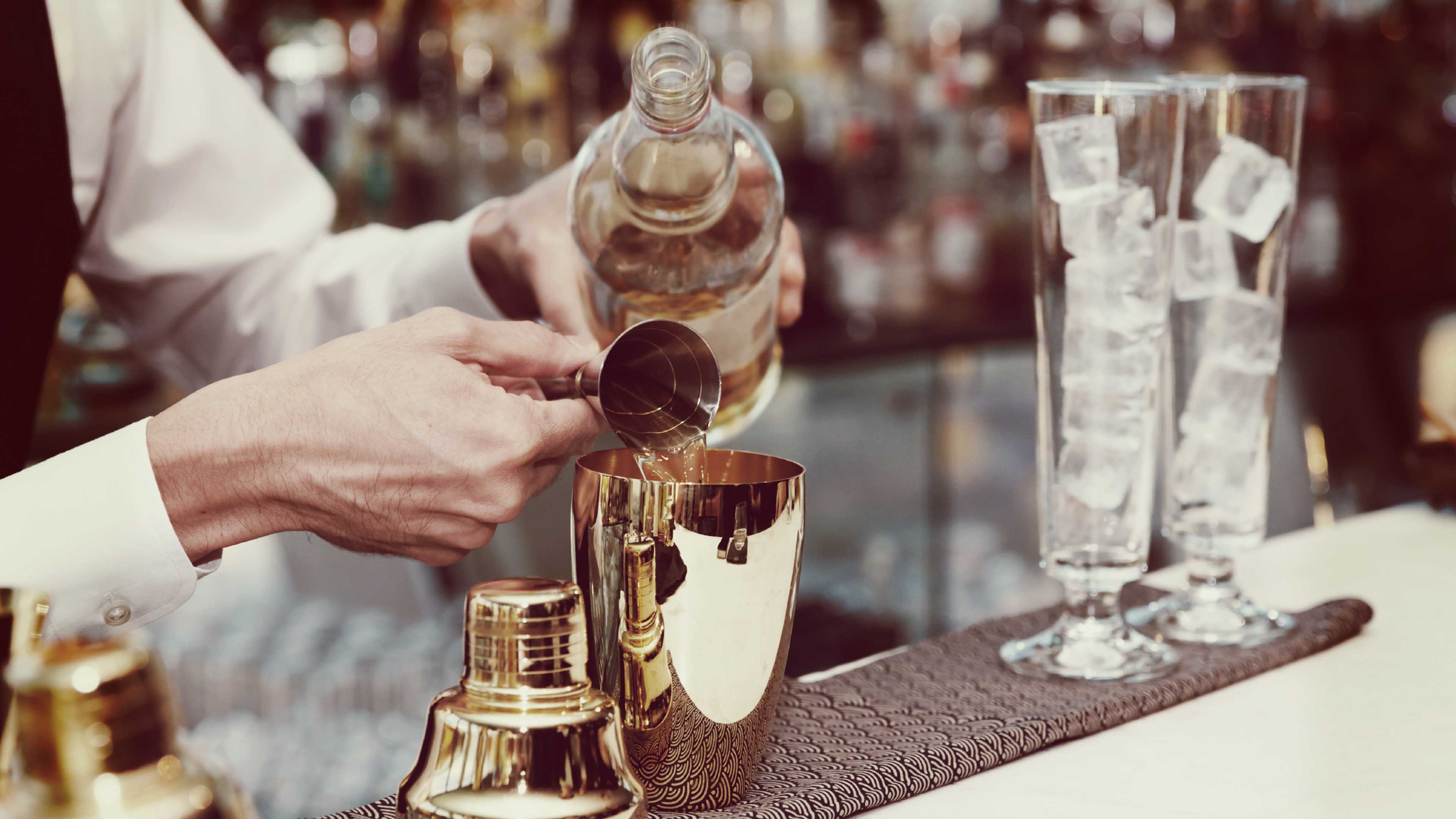 Zwei Gläser mit Eiswürfel