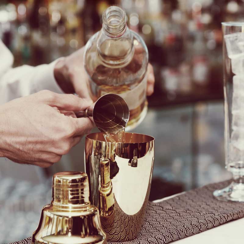 Auf den Tisch gebracht Bartender mixt Drink