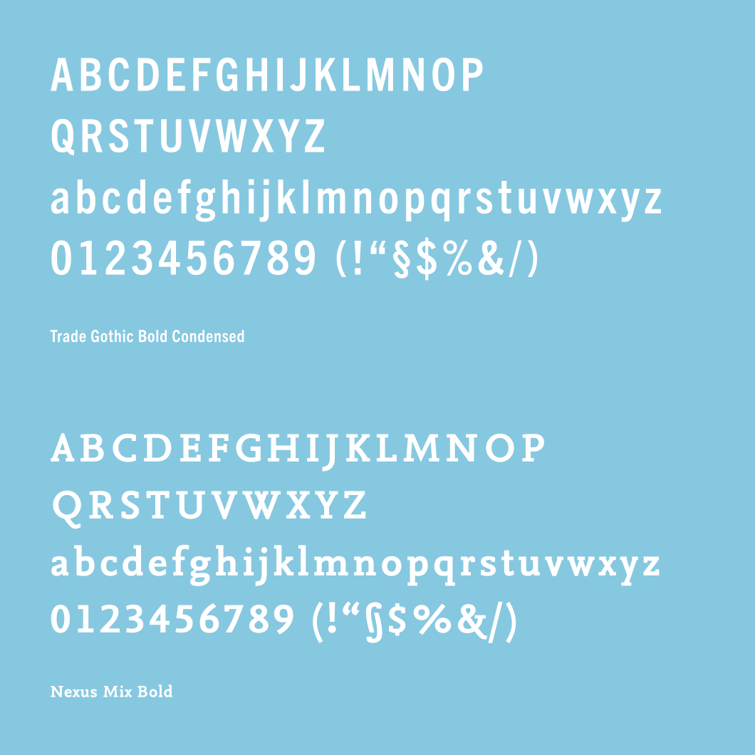 Alphabet in weißer Schrift mit hellblauen Hintergrund